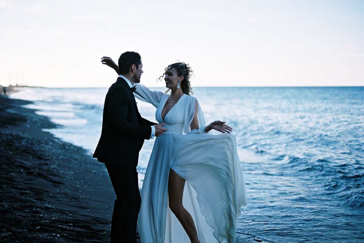 brideandgroomfirstlookblacksandbeachsantorini35mmfilm