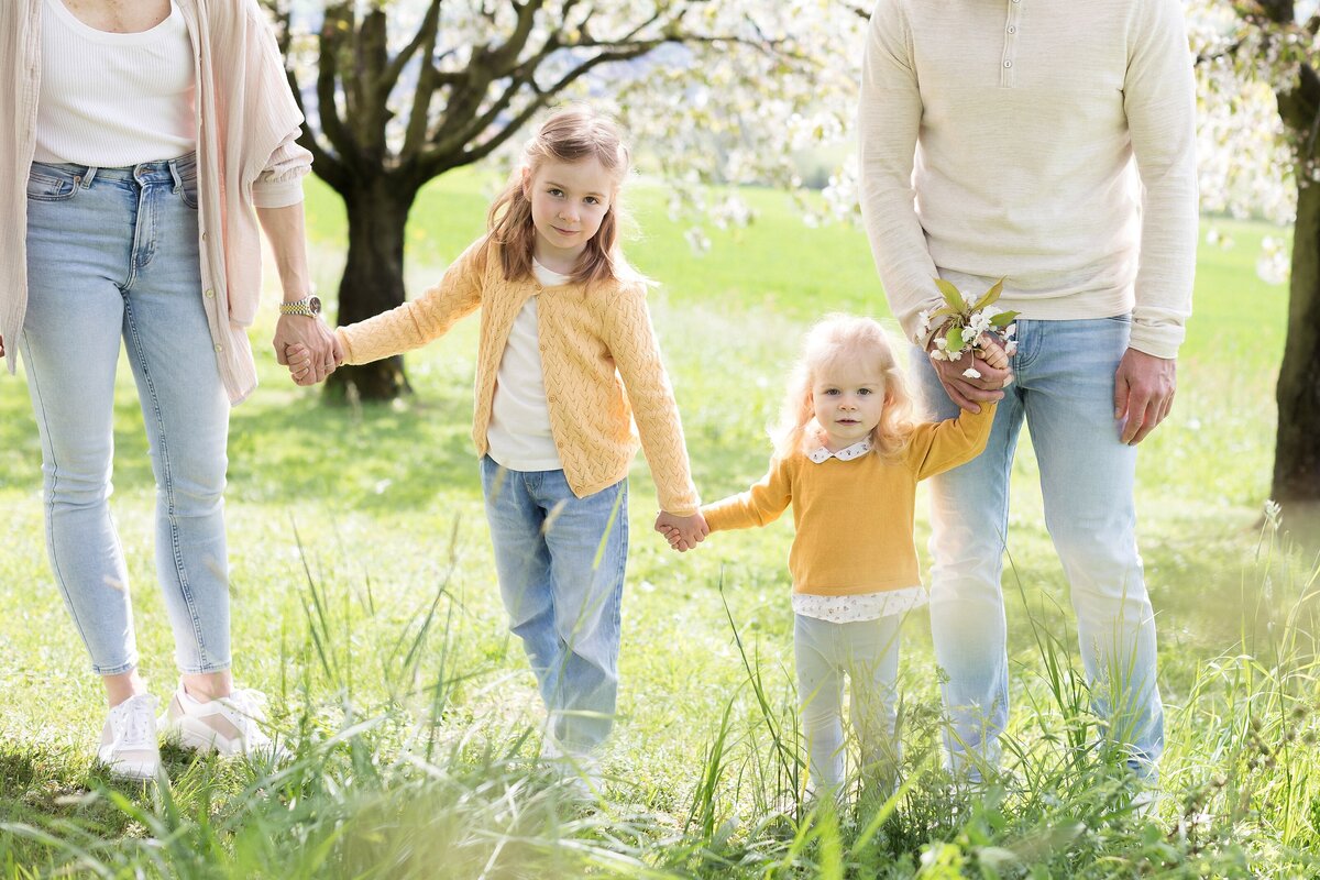 Familienshooting-Familienfotos-Aargau-Zuerich-Frühling-Fricktal-Kirschblüte-31