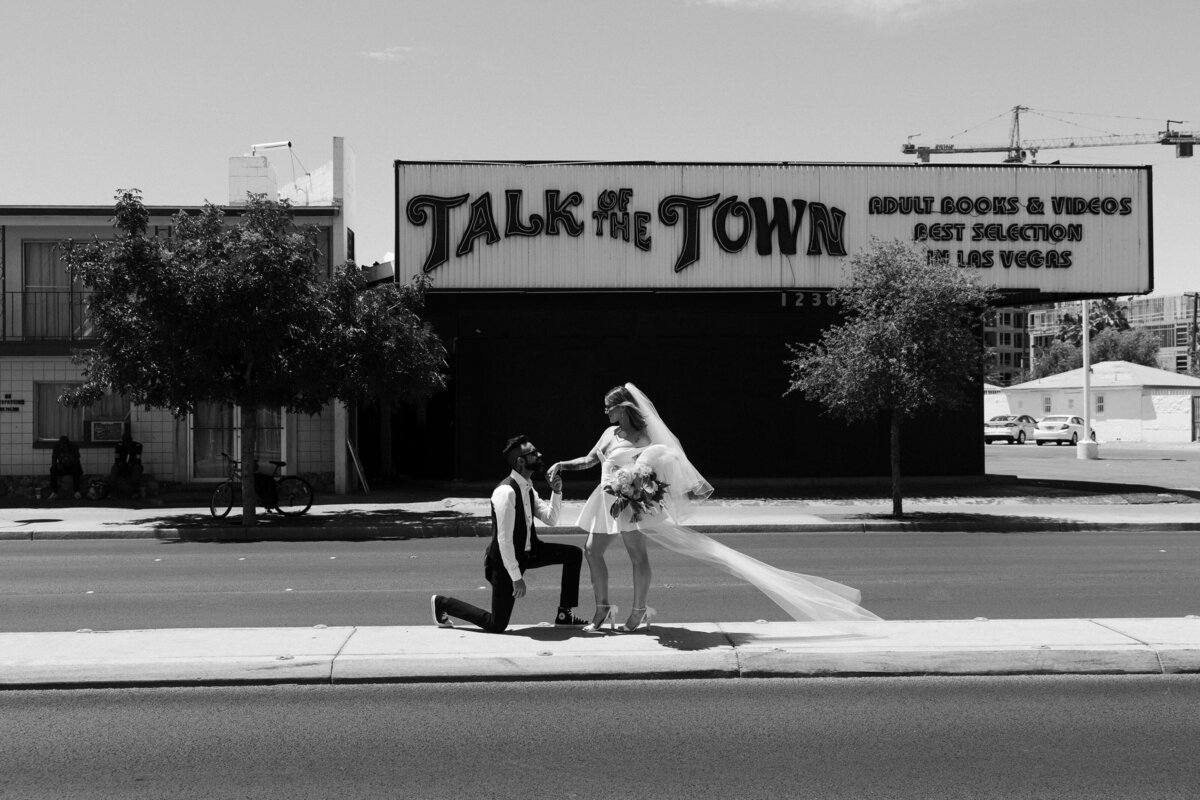 53_riskyexposure_sasha-andy_las-vegas-elopement-photography