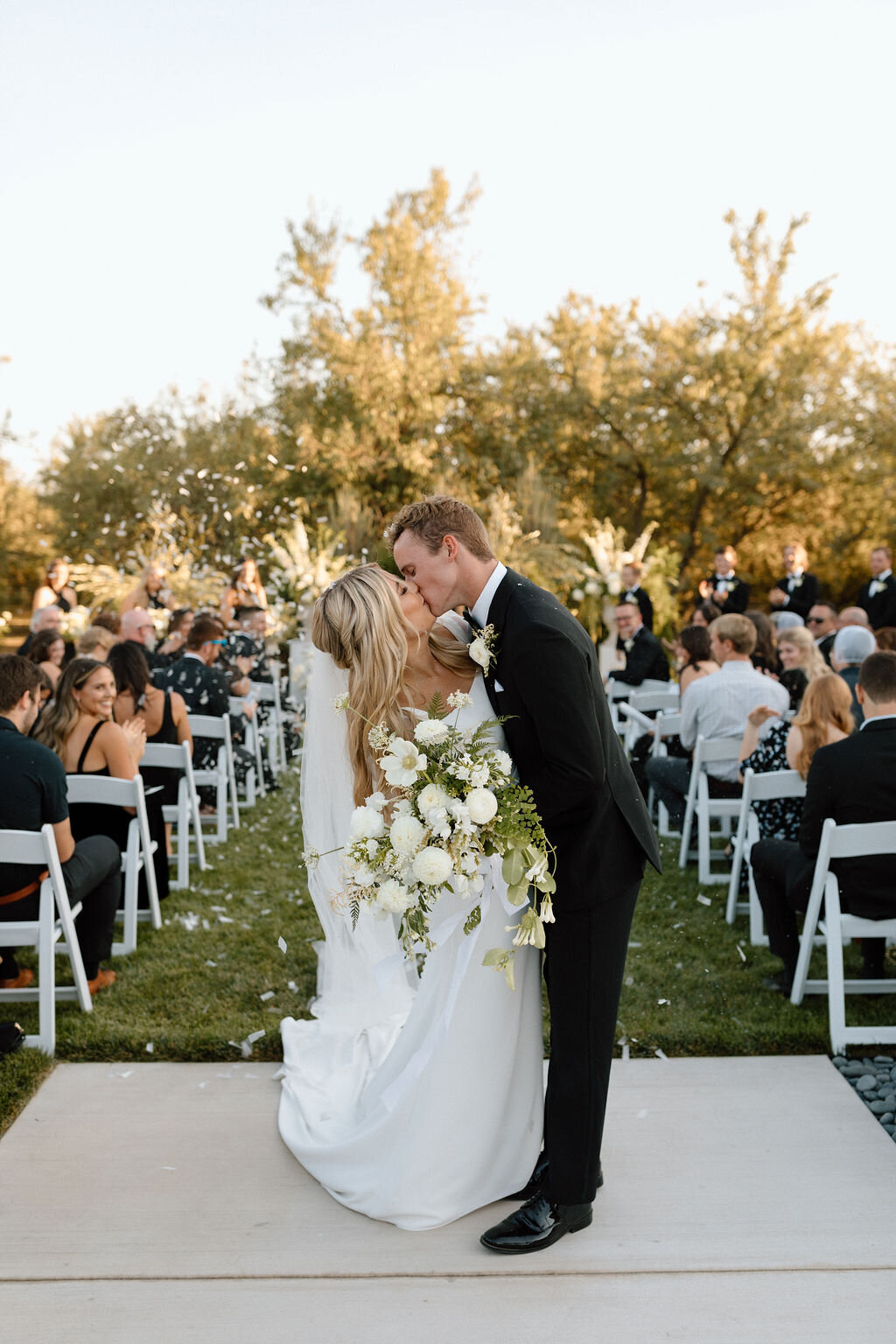 Newlyweds kiss | Bella Fleur