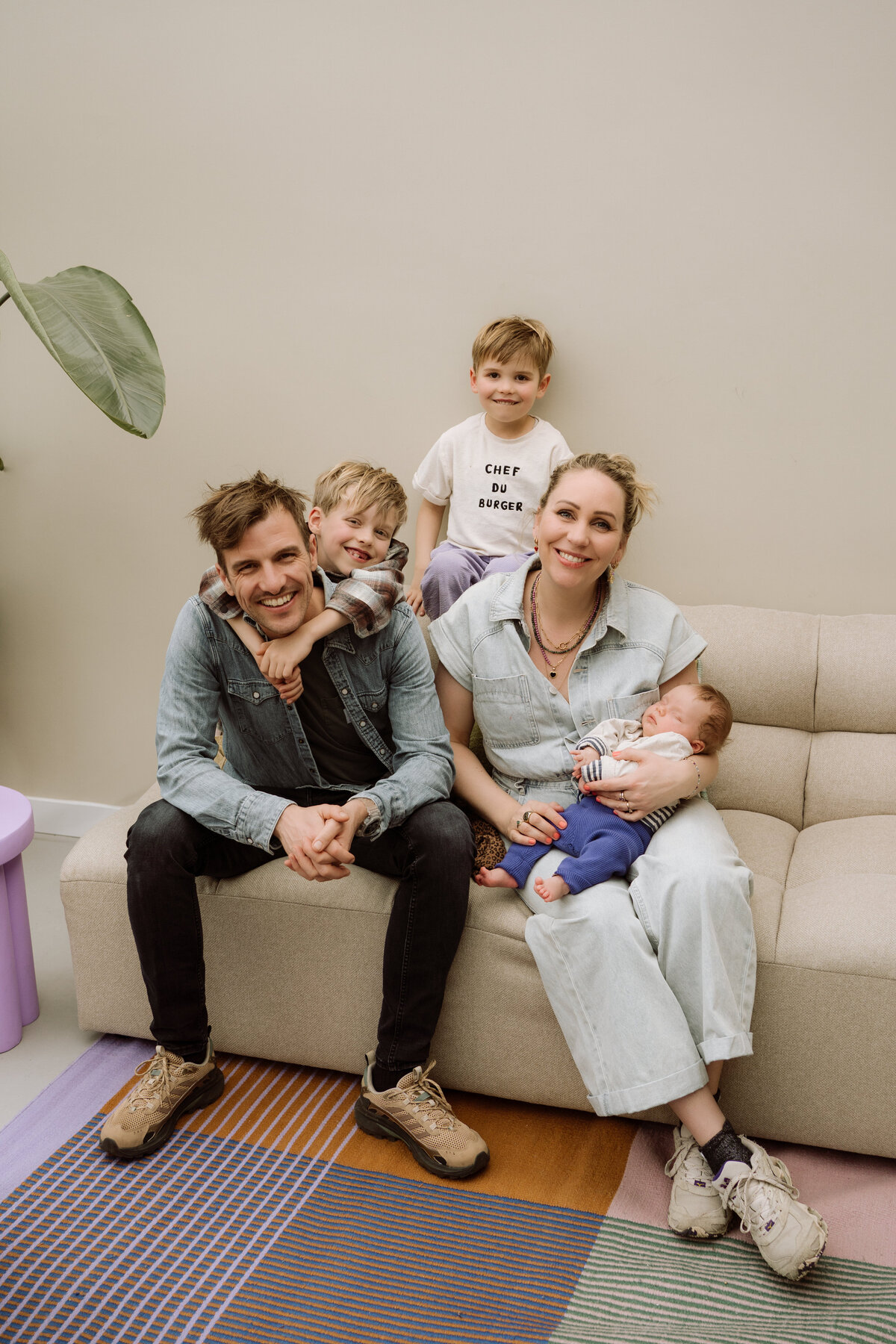 Newborn fotografie van een baby van enkele weken oud, vastgelegd in huis en aan zee. Intieme momenten van een pasgeboren baby, vol met de heerlijke chaos van het gezinsleven.