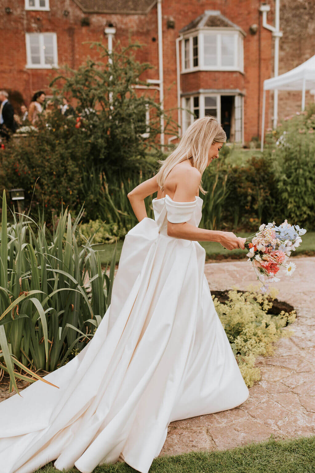 Issy-and-Bella-Floral-Design-Wedding-Florist-Herefordshire-Broadfield-Court-j&N84