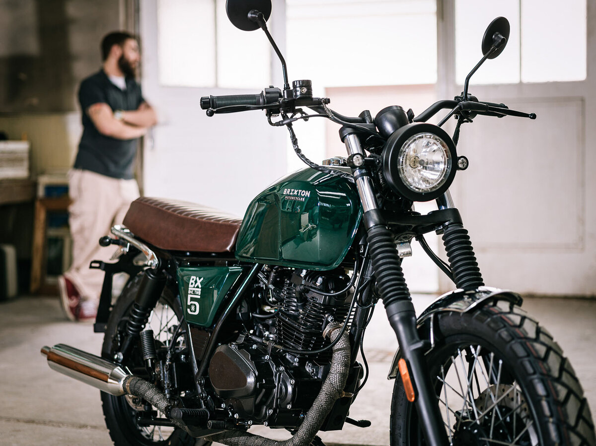 Authentische Businessfotografie mit Motorrad und Werkstatt-Setting – Atelier Schulte visualisiert Handwerk, Leidenschaft und Technik für Unternehmen in Österreich.