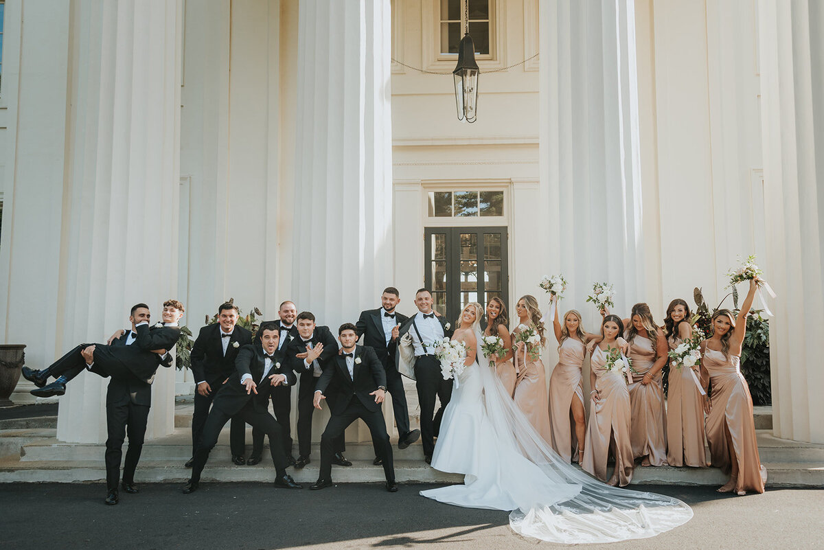 MODERN-GARDEN-MANSION-SUMMER-WEDDING-LINDSAY-BESNIK_PHOTOS_BY_MARIA_B_LUNG_0555