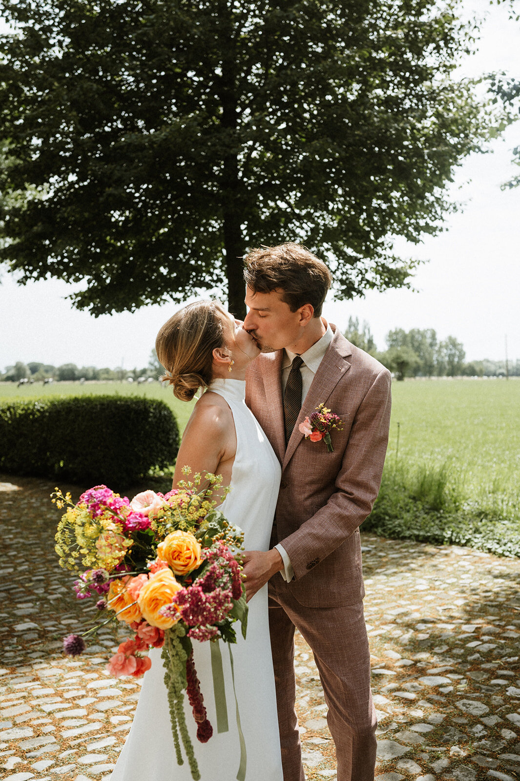 Herentals, salon weddings, moody, authentiek, alternatief trouwen,bruid, 2026, elopent, intiem, spontaan, tijdloos, trouwfotograaf, antwerpen - klaarmaken & first look-245