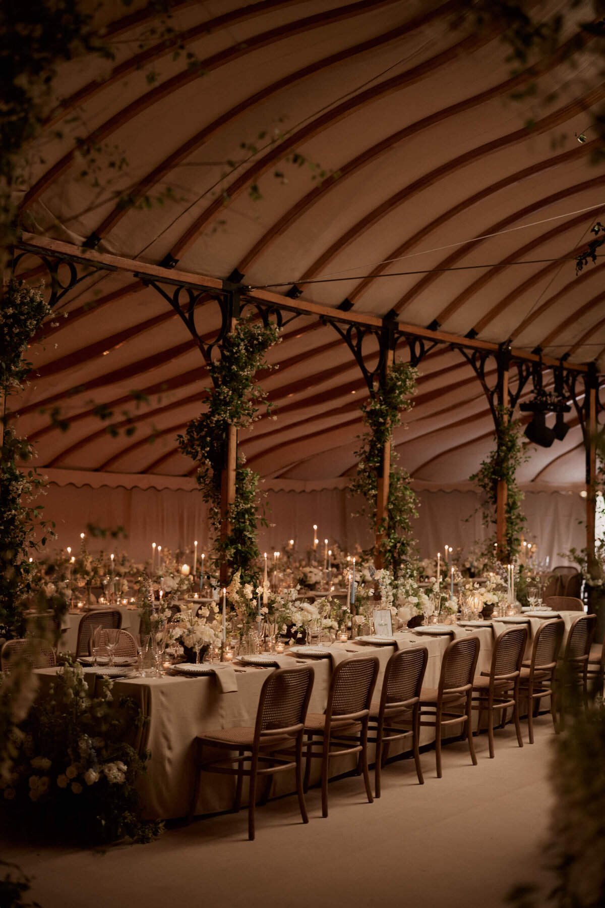 marquee wedding flowers8