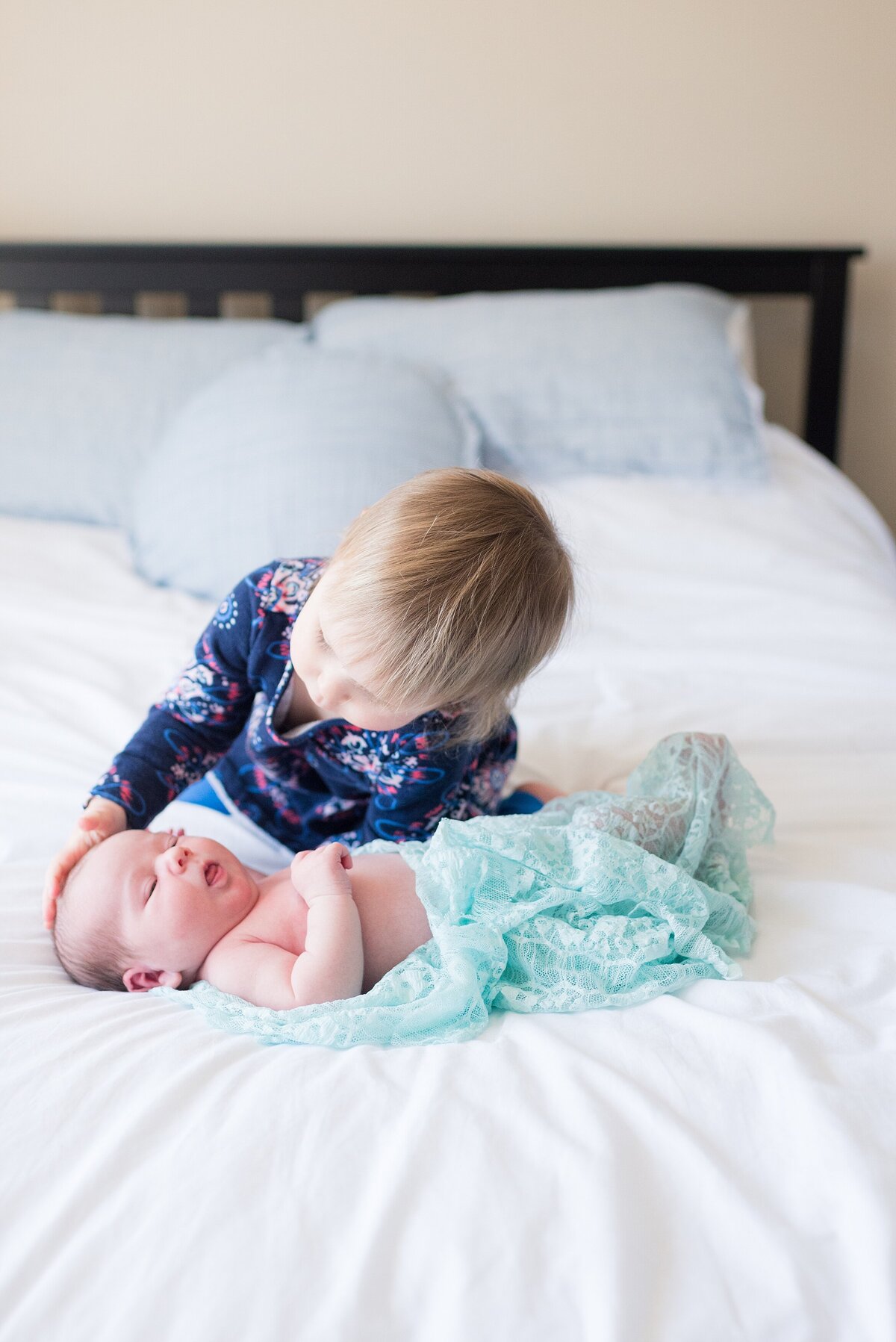 97_older-sister-checks-out-newborn-sister_lansdale-pa