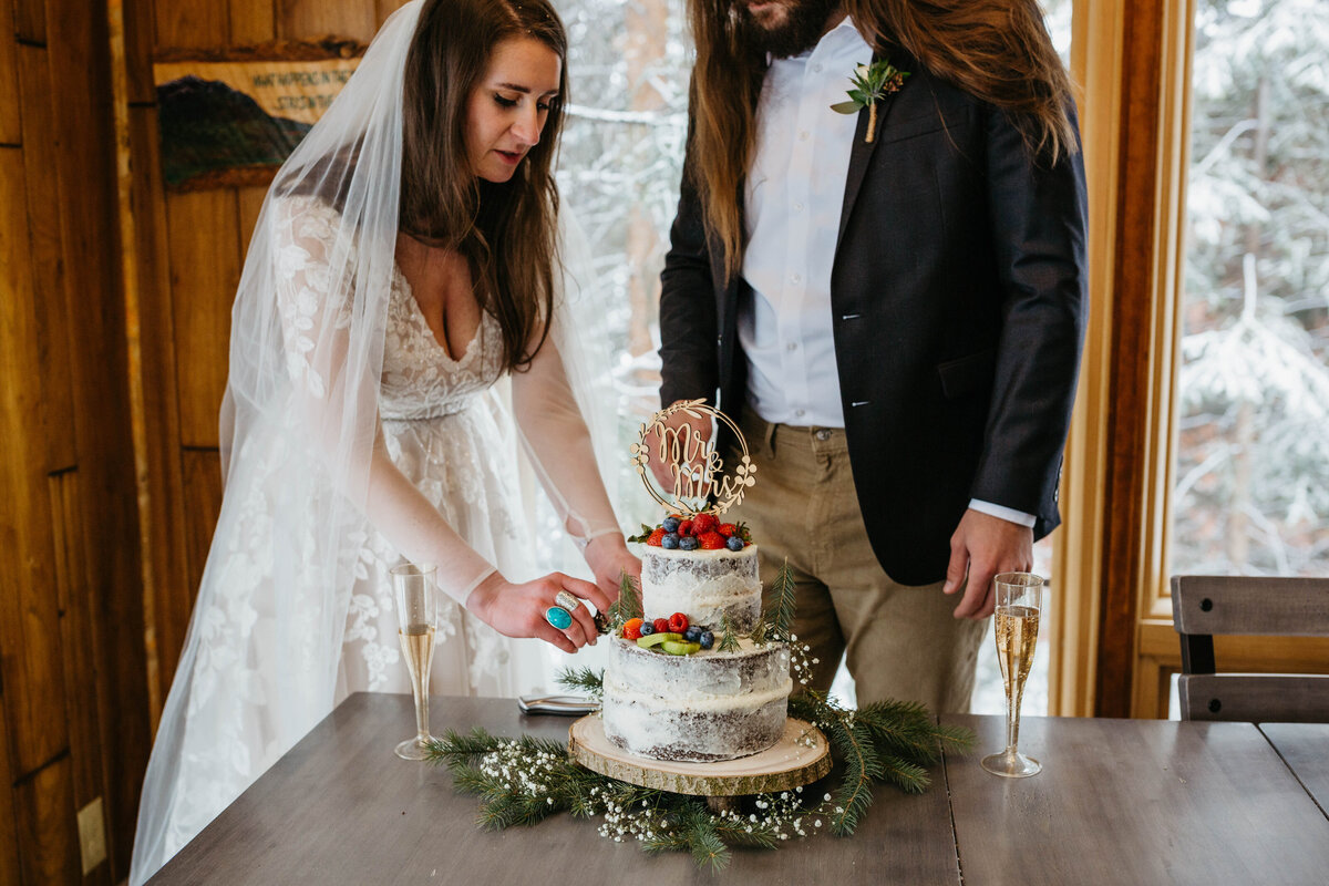 bride-and-groom-with-wedding-cake