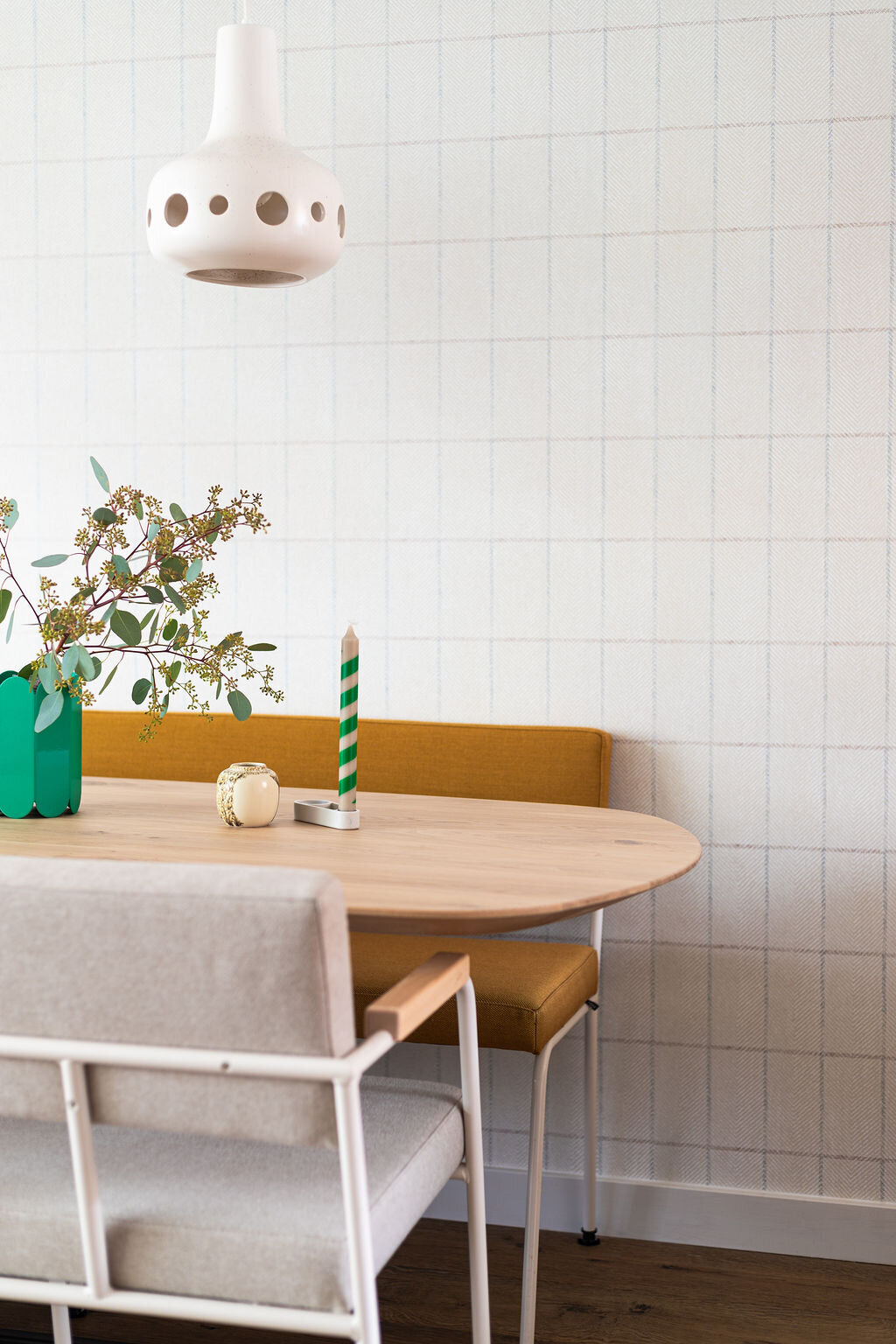 plat ovale eiken eettafel met eetkamerbankje