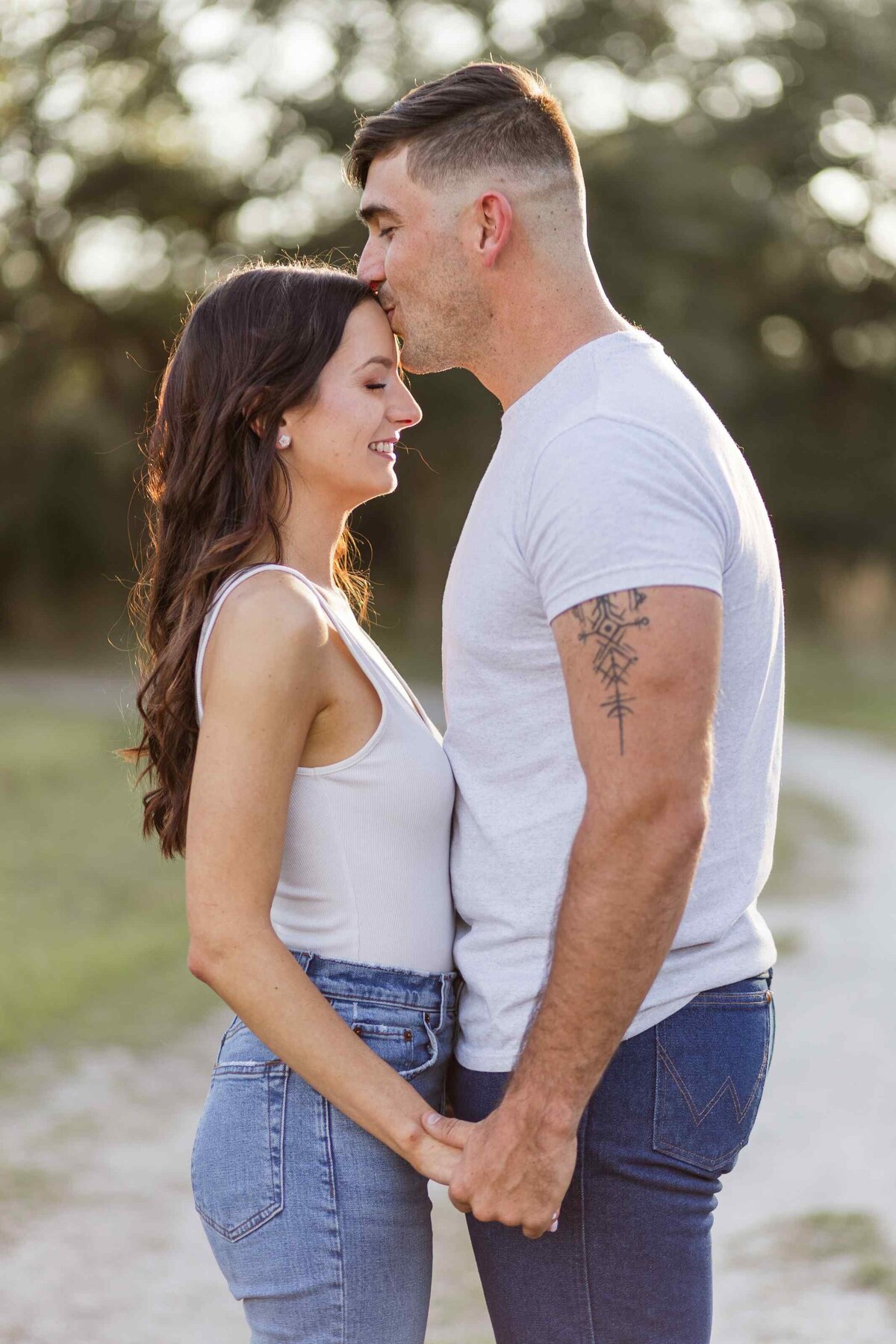 4-man-kisses-fiance-forehead