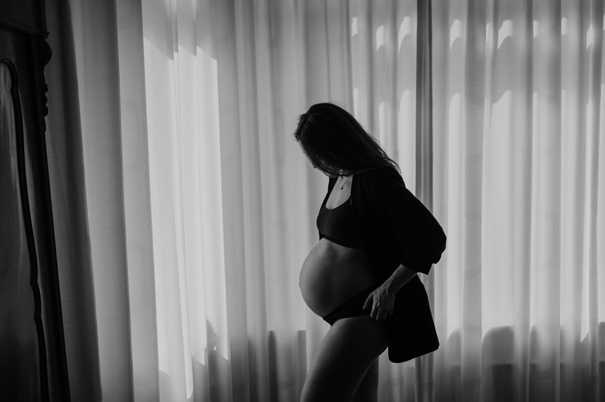 24-LouiseBoonstoppelFotografie_zwangerschapshoot_elegant_blote_buik