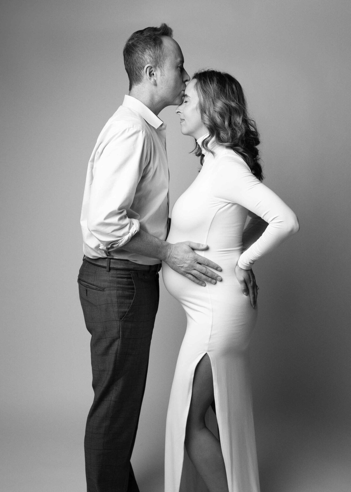 Maternity-couple-kiss-in-black-and-white-