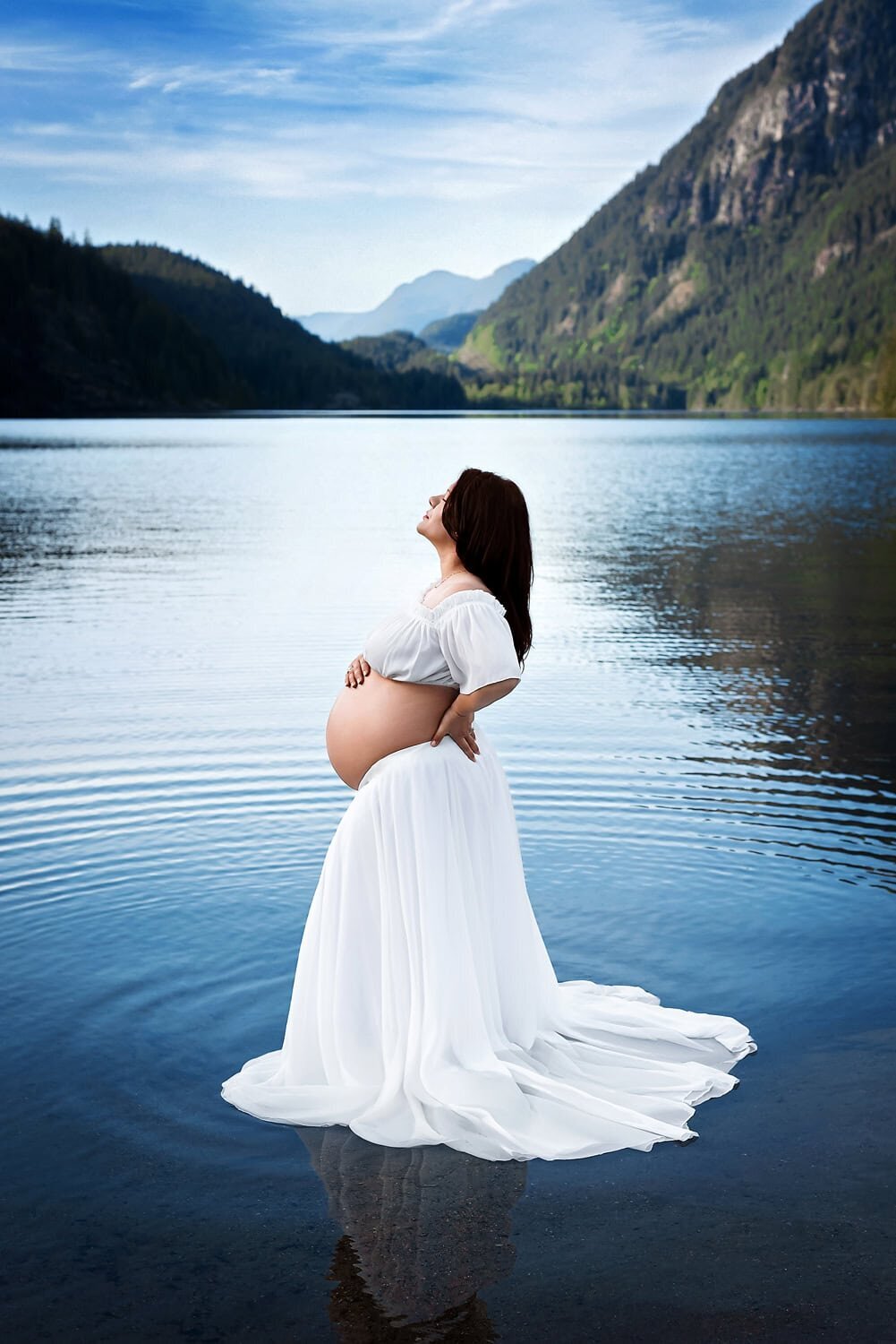 outdoor-maternity-photography_vancouver-fraser-valley_buntzen-lake-white-dress-water