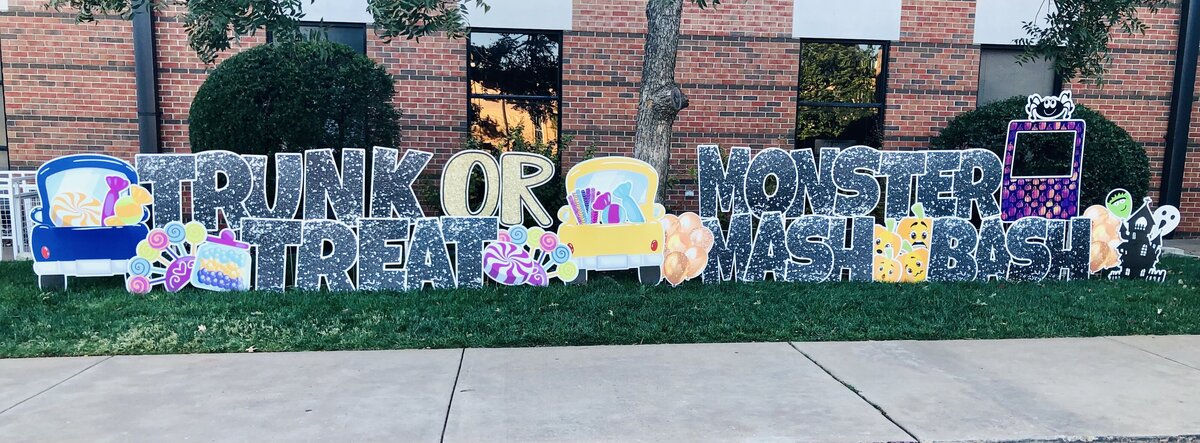 Trunk or Treat Yard Sign Setup in Edmond, OK. Simply Sign It is a yard greeting sign rental company servicing Edmond, NW OKC, Piedmont, and Deer Creek. Create a yard greeting sign for your home, organization, or school.