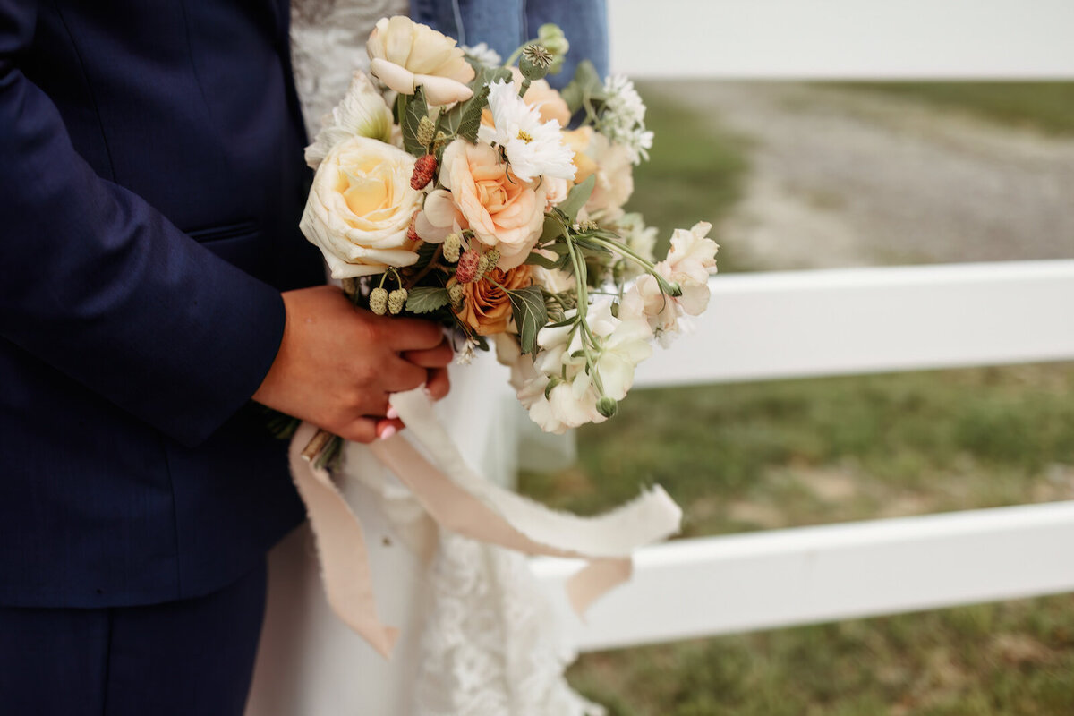 raymond-farm-new-hartford-ct-wedding-flowers-bridal-bouquet-petals-plates-81