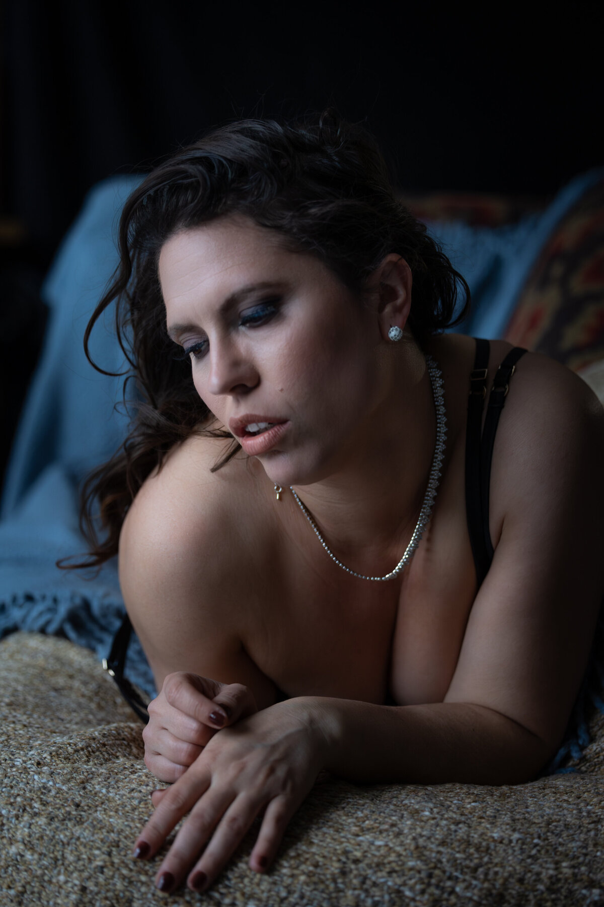 Profil de femme lumière naturelle photo boudoir