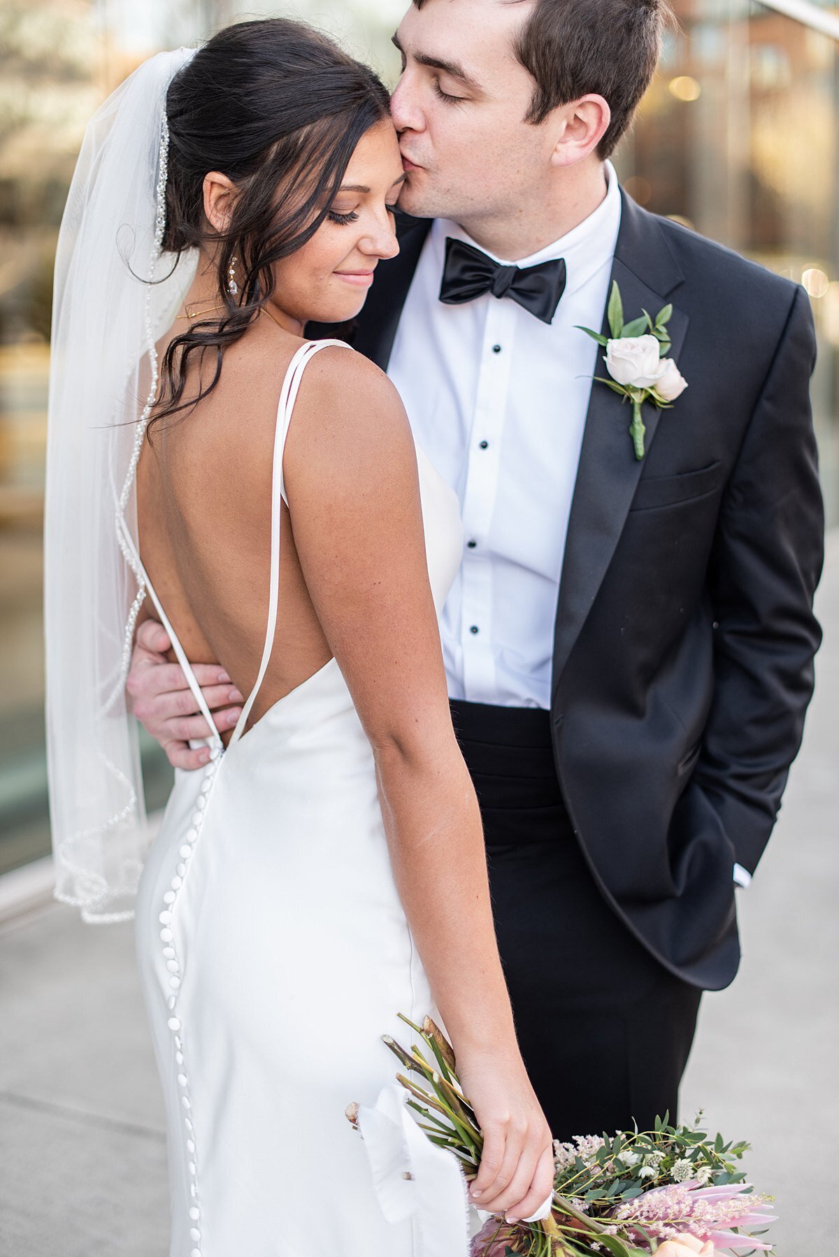 Bride-groom-wedding-greenville-sc-avenue-kiss
