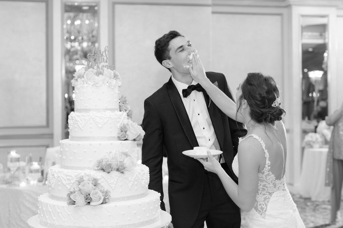 42_Bride-smashes-cake-in-grooms-face_8392-2