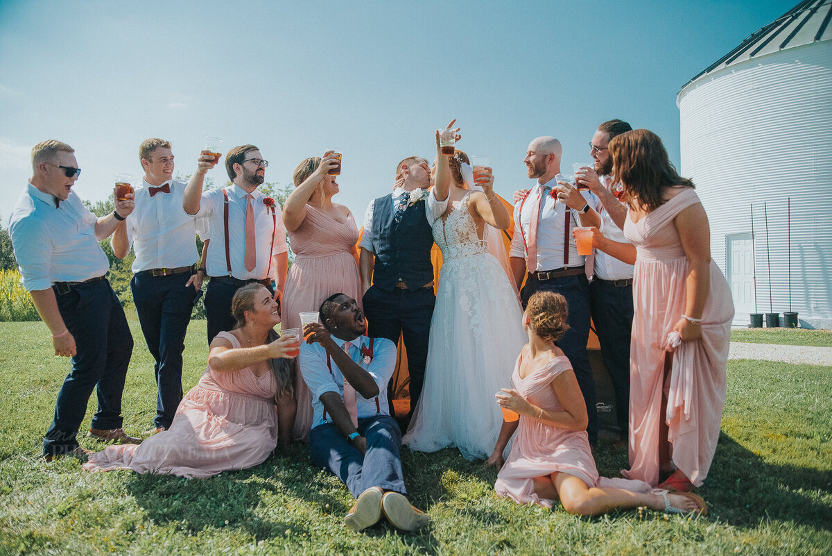 bridal party _ alaynna ann schwartz _ harpors vinyard _ iowa photographer _ playlife photography_0045