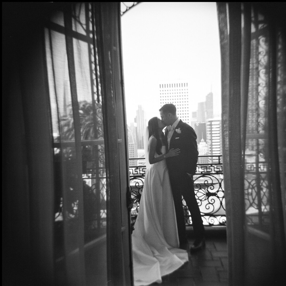 san francisco-flood-mansion-wedding-photography-catholic-wedding-classic-blackandwhite-churchwedding-wedding-thedejaureguis-101