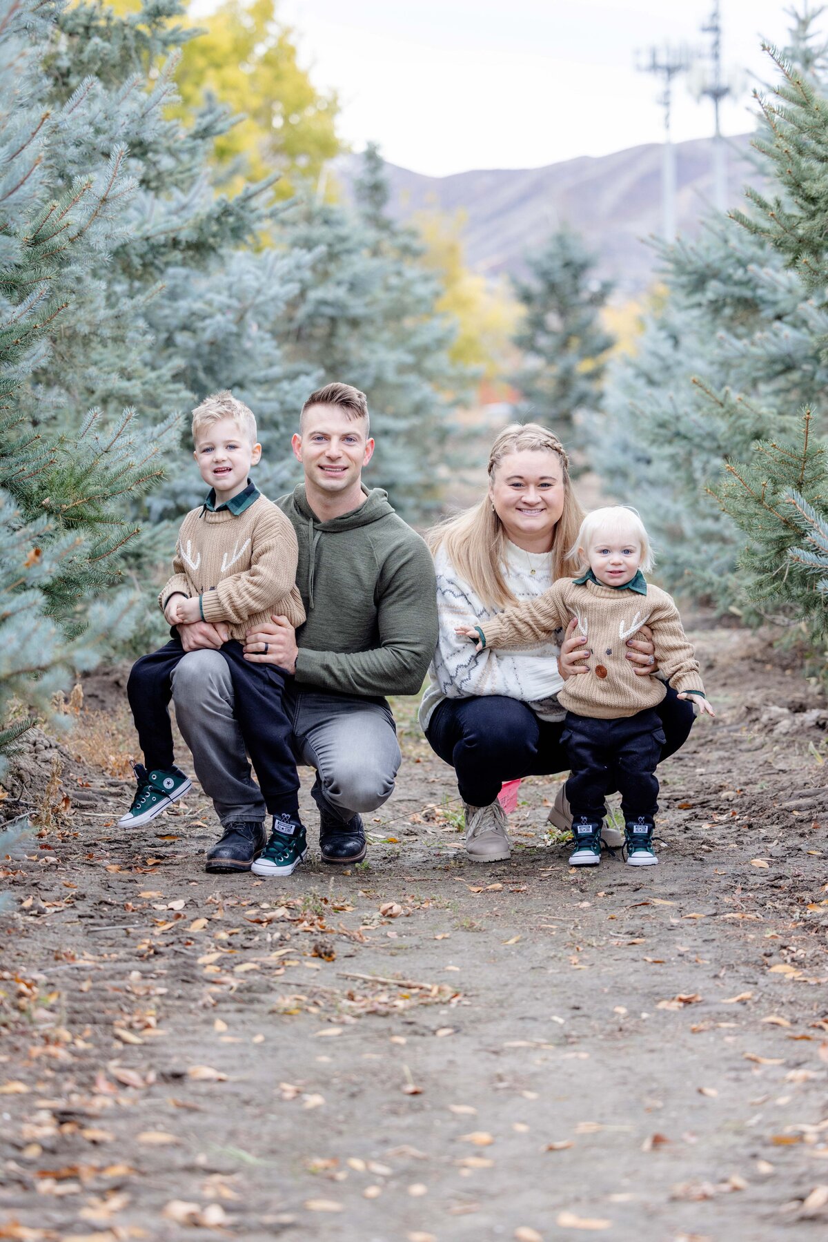 Utah-County-UT-Christmas-Tree-Farm-Mini-Session-Magnolia-and-Grace-Photography-Co-AshbyilyinJ-# (1)-8
