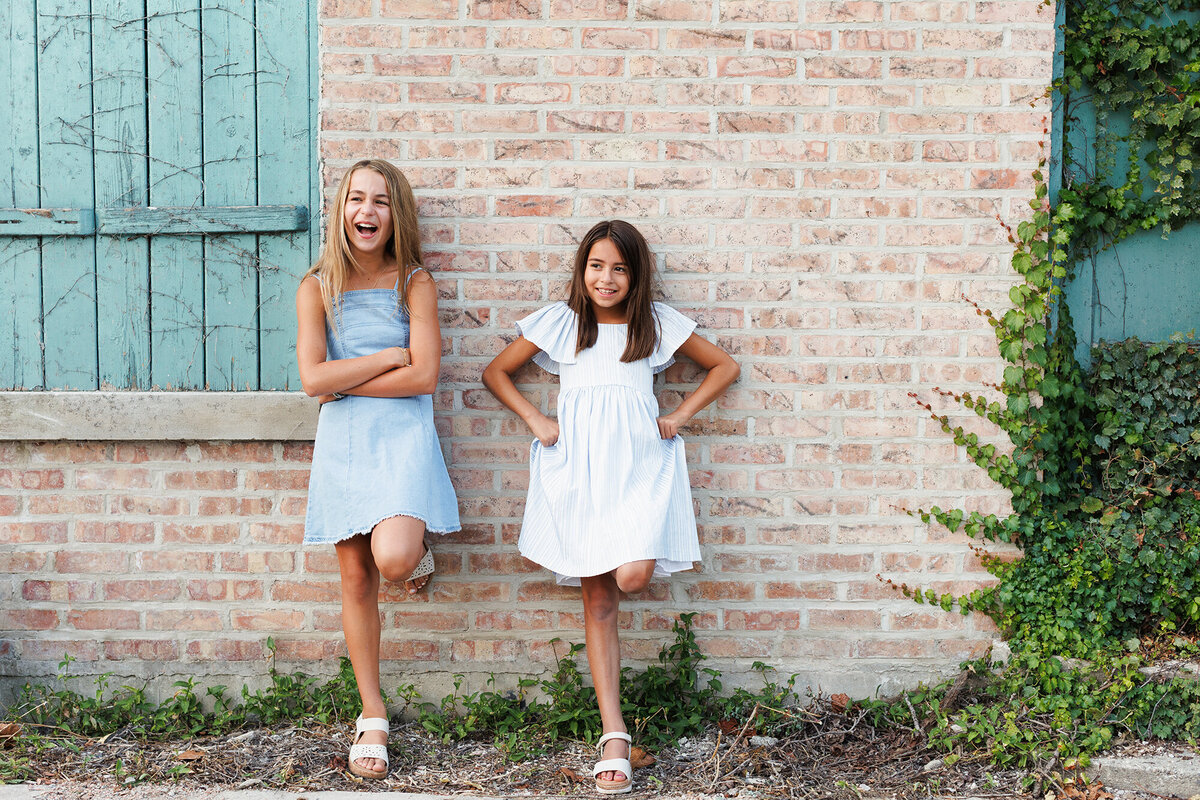 sistersinfrontofwalllaughing