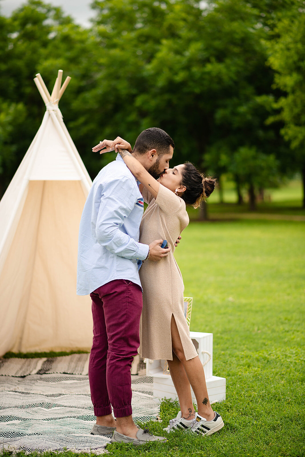 Where to propose in Austin couple kissing outside