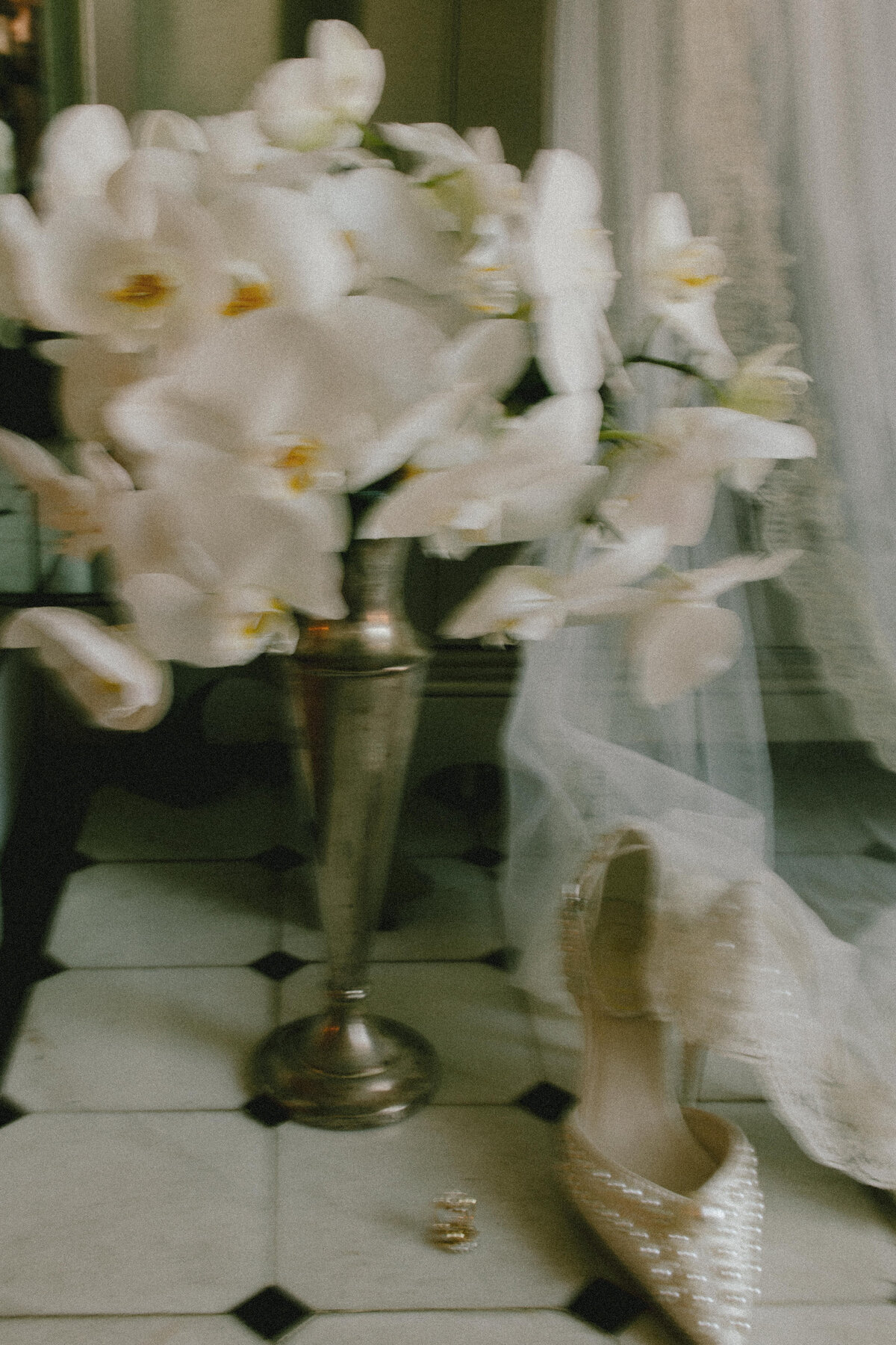 t-austin-finch-house-elegant-classy-intimate-wedding-raleigh-north-carolina-orchids-17