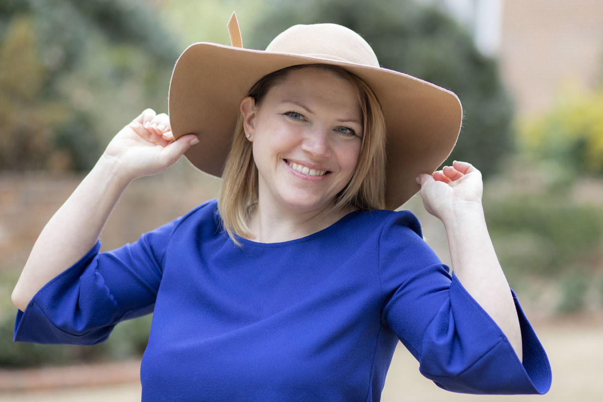 monroe_photographer_a_focused_life_photography_personal_brand_photo_branding_athens_founders_garden_photographer_smiling_posing_hat