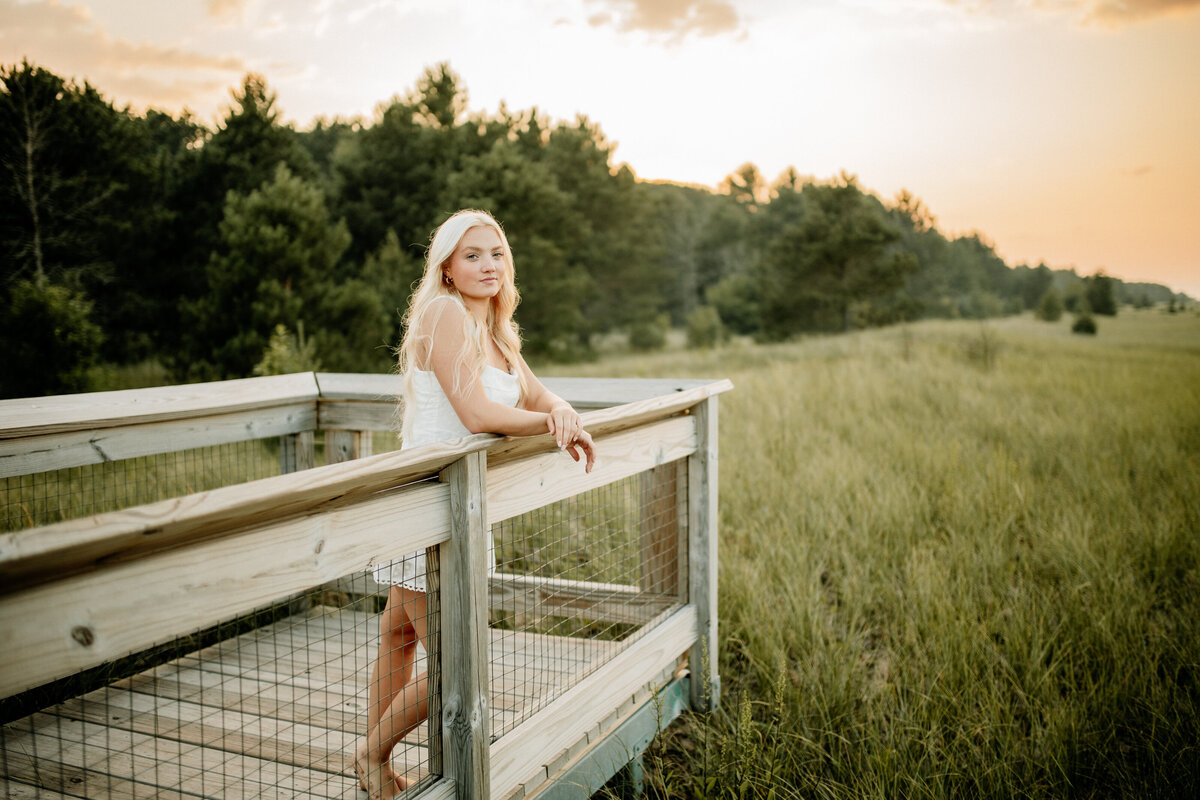 Coastal-inspired senior session on Lake Superior, photographed by Emmie Verdell Photo.