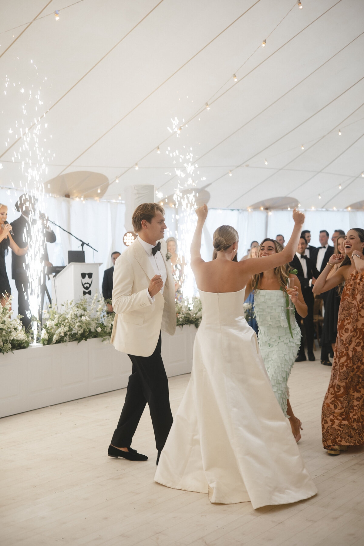 Marthas-vineyard-wedding-planner-kg-events-design-luxury-destination-weddings-private-events-corporate-events-edgartown-ma-event-designer-outdoor-tented-wedding-reception-island-wedding-vogue-wedding-pohogonot-138