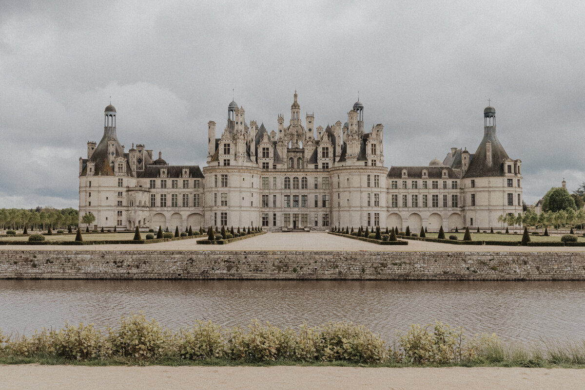 Couple royal et riche elopant au chateau de chambord