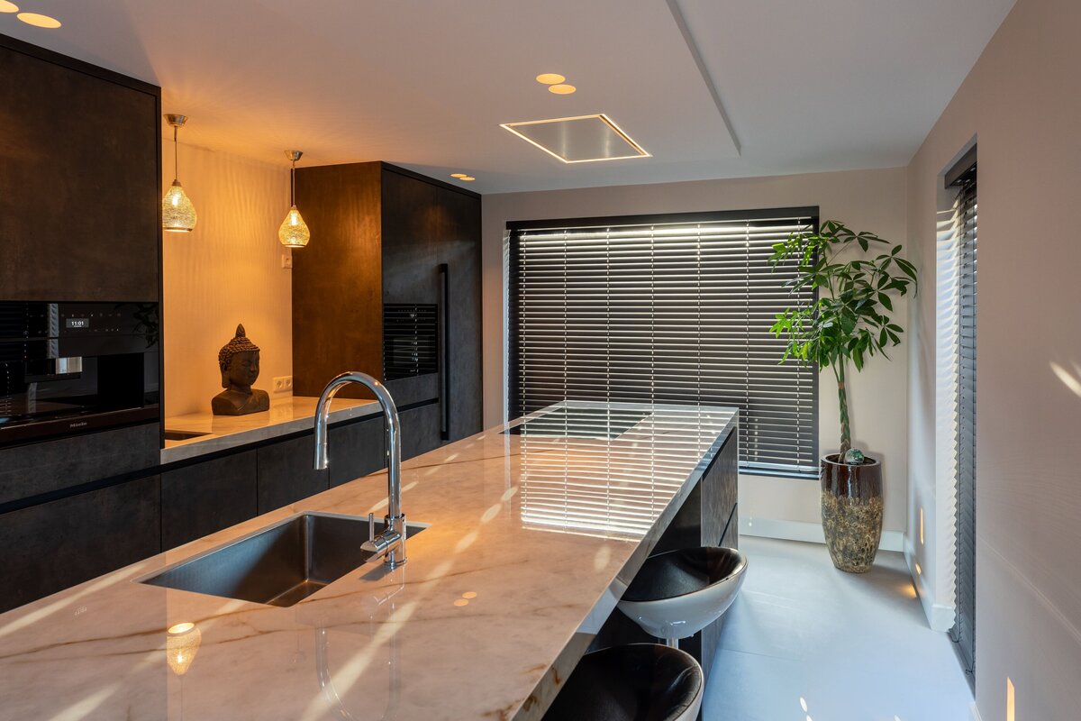 Luxe moderne keuken met kookeiland.