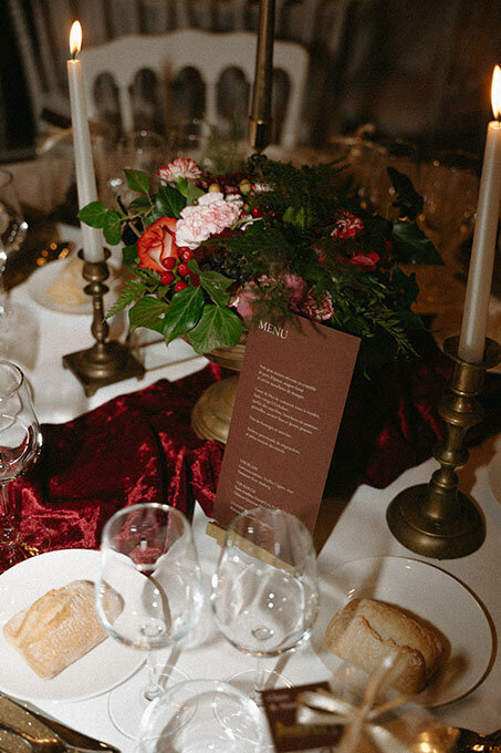 Eléments de décoration d'une table de mariage. Photo prise par Léa, photographe mariage vintage.