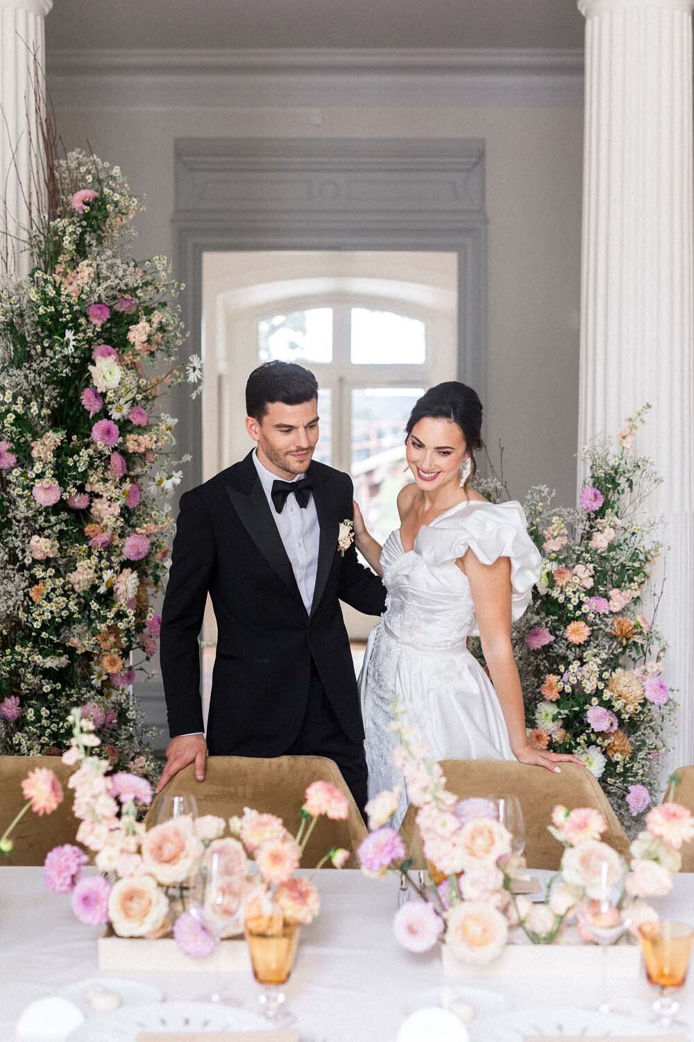 Colorful couture wedding at luxury hotel chais Monnet in Cognac - Veronique Lorre artistic direction floral designer40
