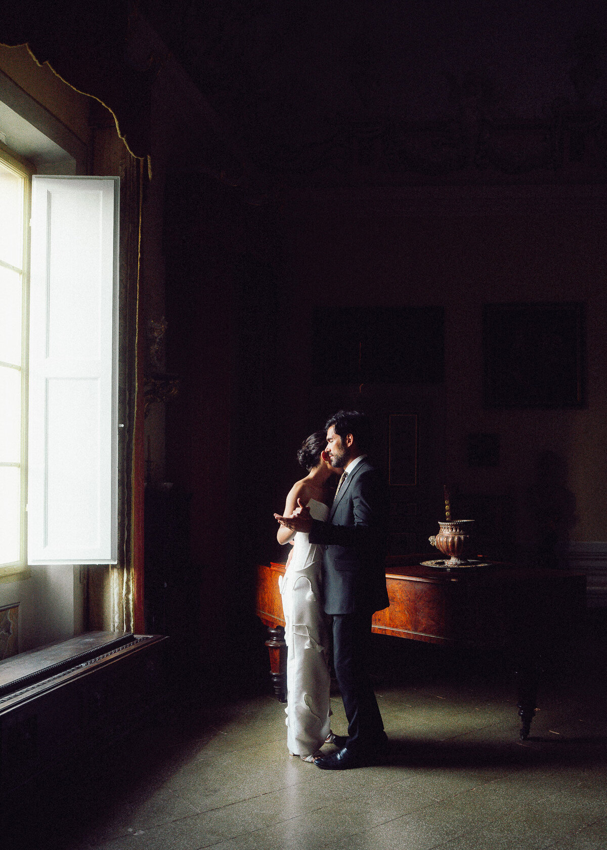 28. luxury-wedding-photographer-villa-di-geggiano-54