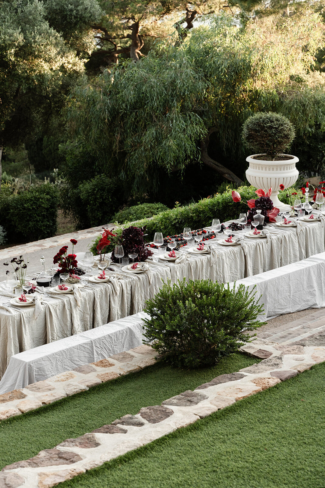 table-longue-mariage-blanc-et-noir