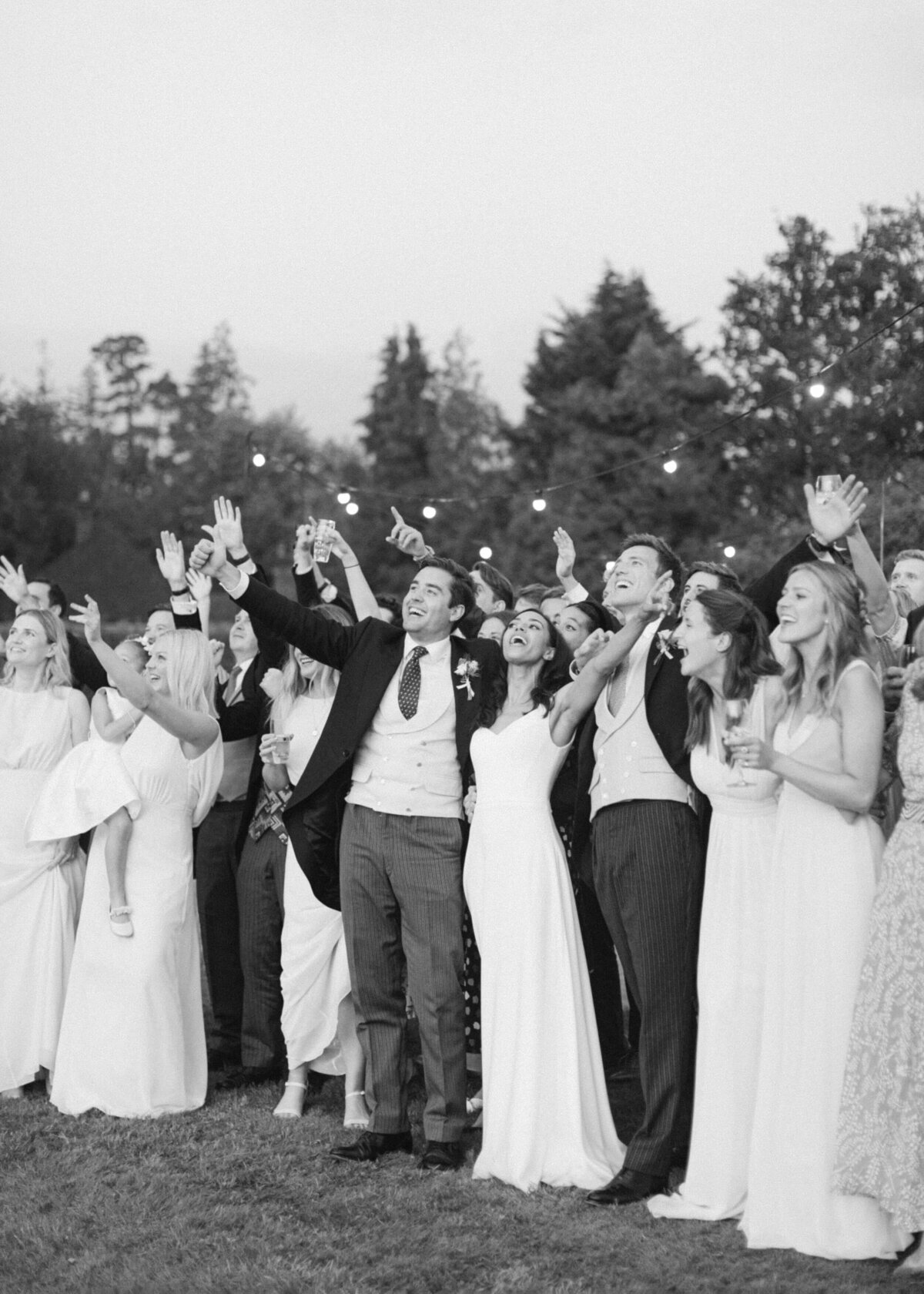 chloe-winstanley-weddings-group-photo-black-white