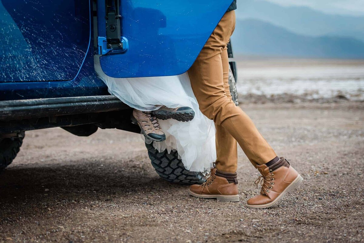 ideas-for-a-jeep-elopement-wedding-in-the-desert-3-Soul-and-Sky-Weddings