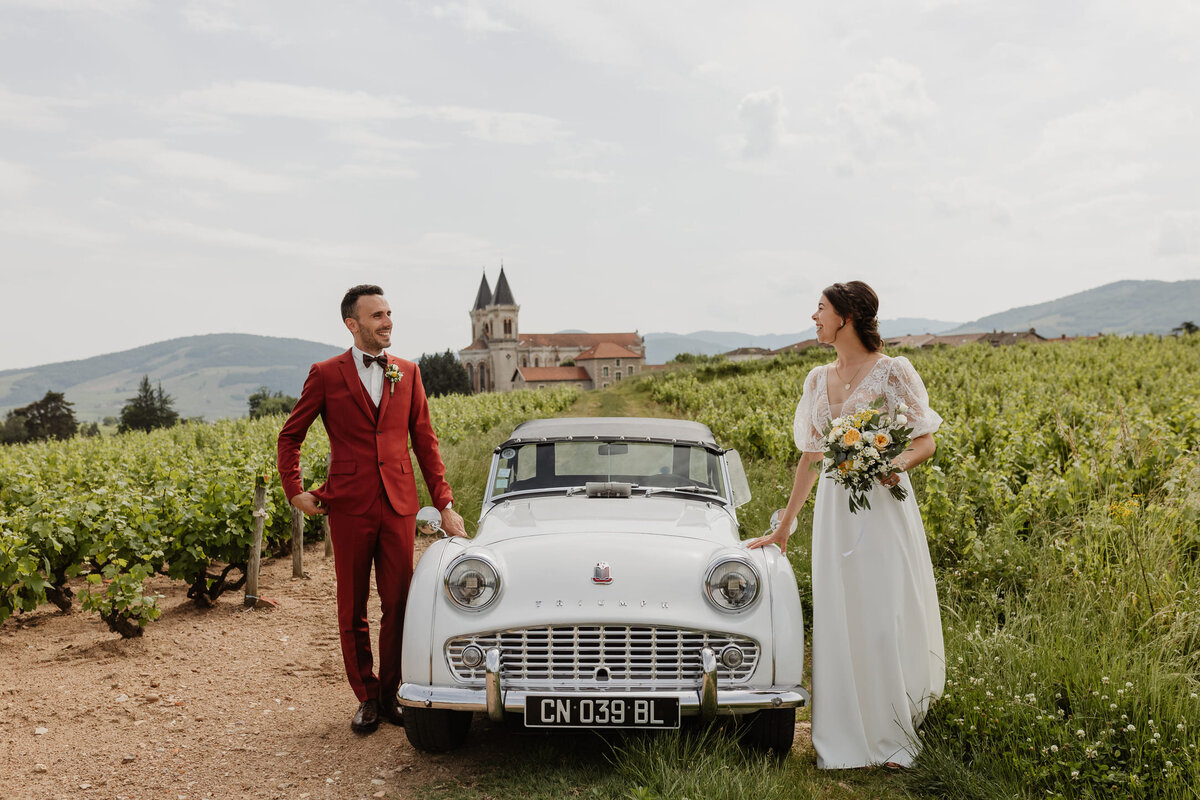 Violaine-et-Damien-mariage-couple-exterieur-vignes-voiture-collection