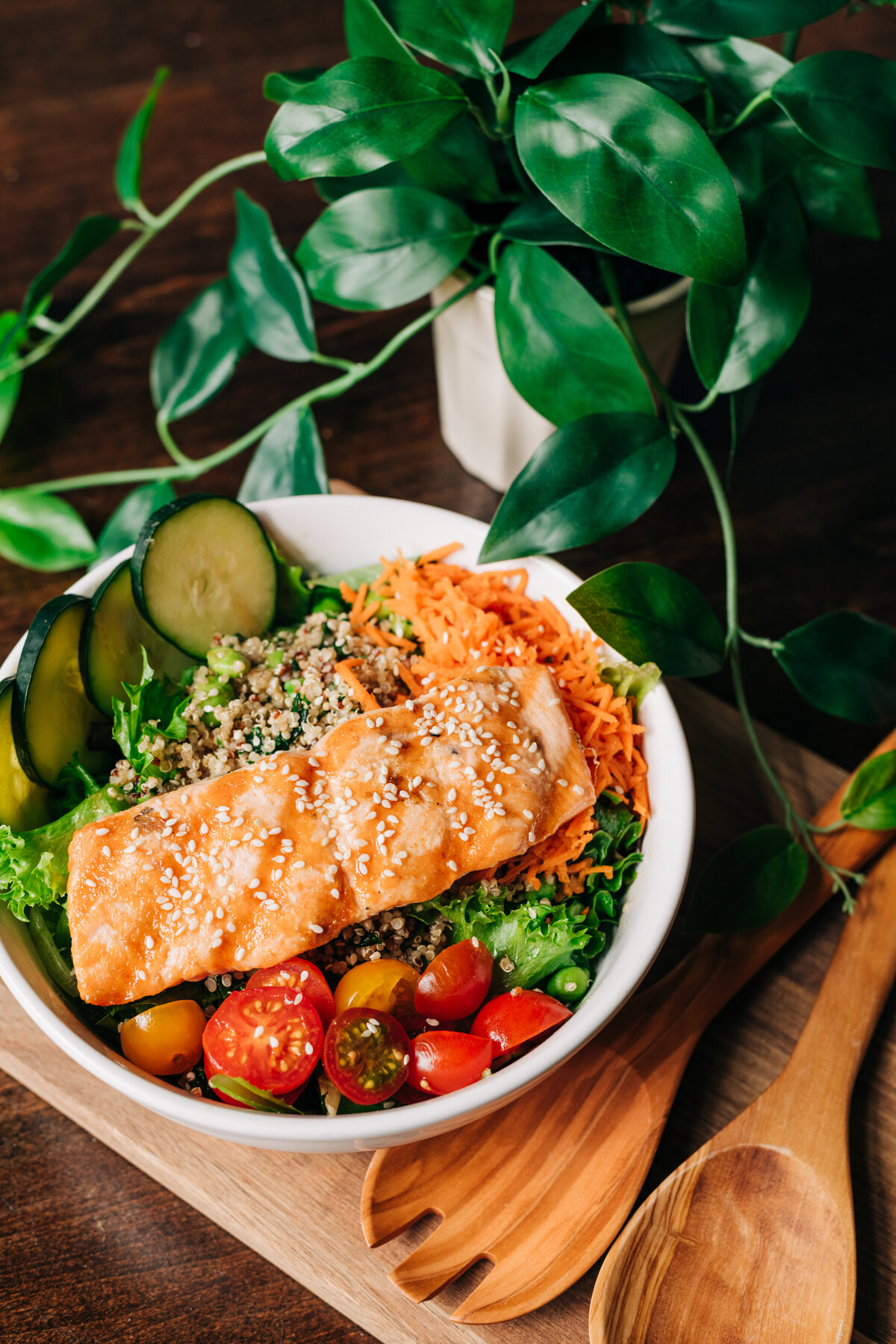 Salmon-Salad-Bowl-Brits-Pub-092