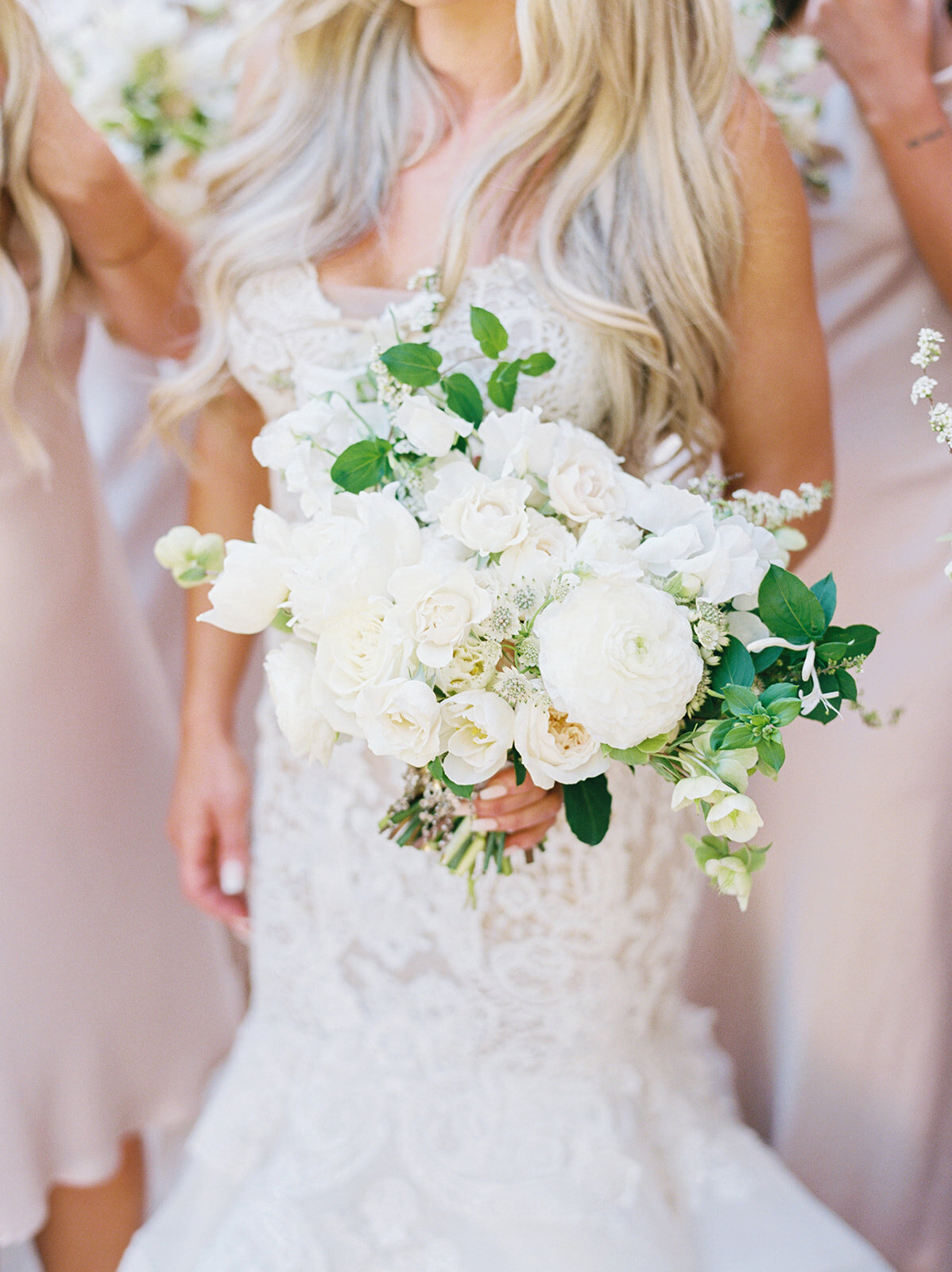 bride-bouquet-white-greenery
