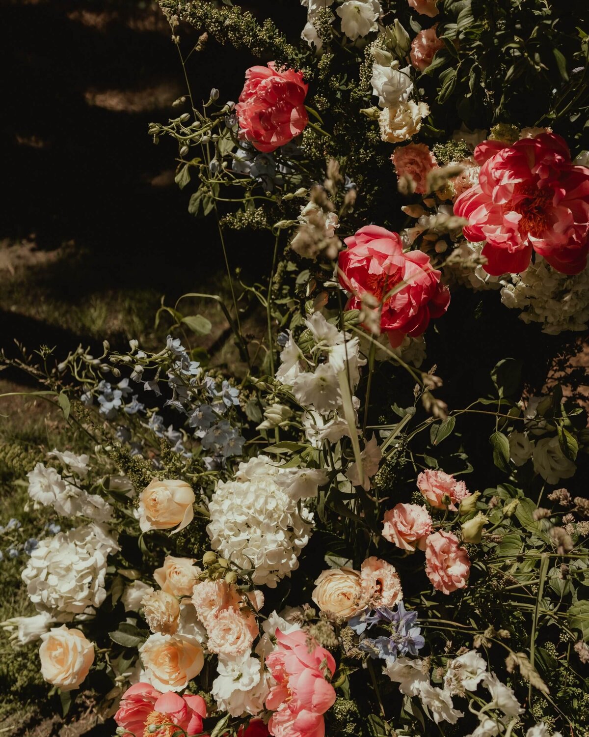 gooseberry-floral-vibrant-wedding-floral-arrangement-ontario
