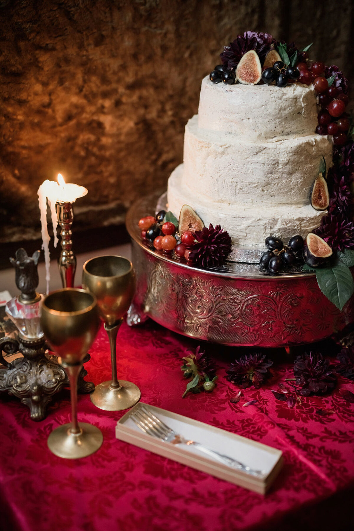 boston-wedding-photographer-timless-authetic-storytelling-hammond-castle-wedding-cake-seamless-photography