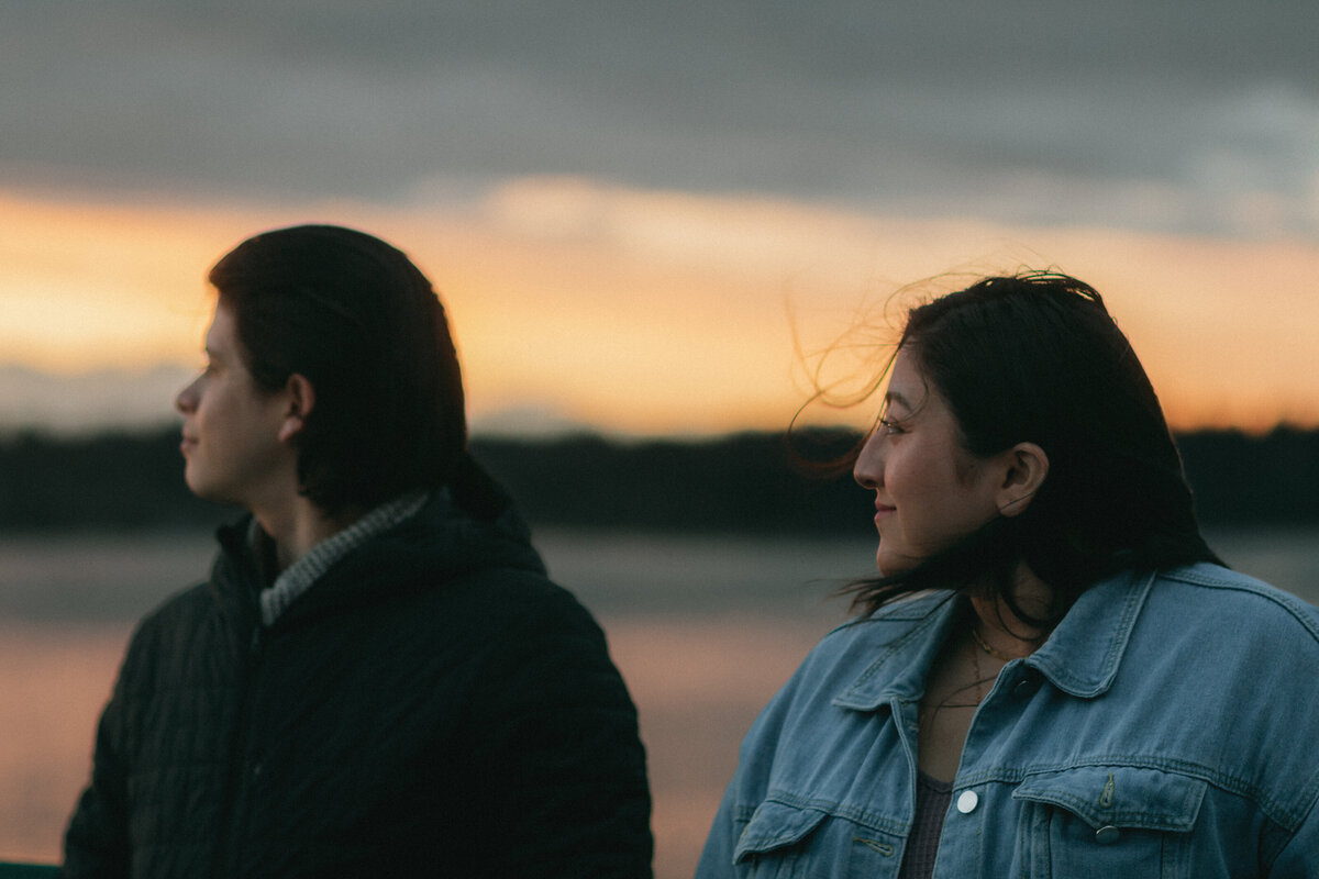 couples-session-seattle-ferry-jennifer-moreno-photography-documentary-style-washington