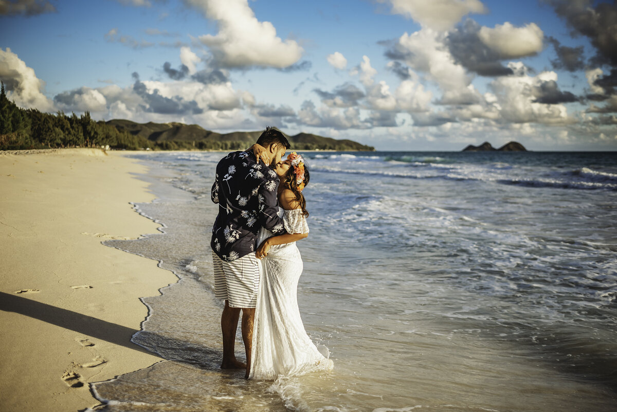 maternity photo shot on the beach in hawaii