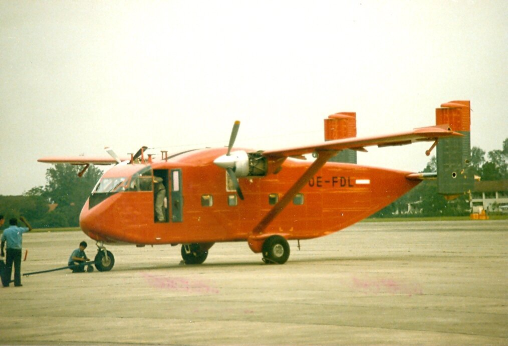 Zu sehen ist ein Bild aus den Anfängen der Pink Skyvan. Vom esten Flugzeug aus Singapur bis heute