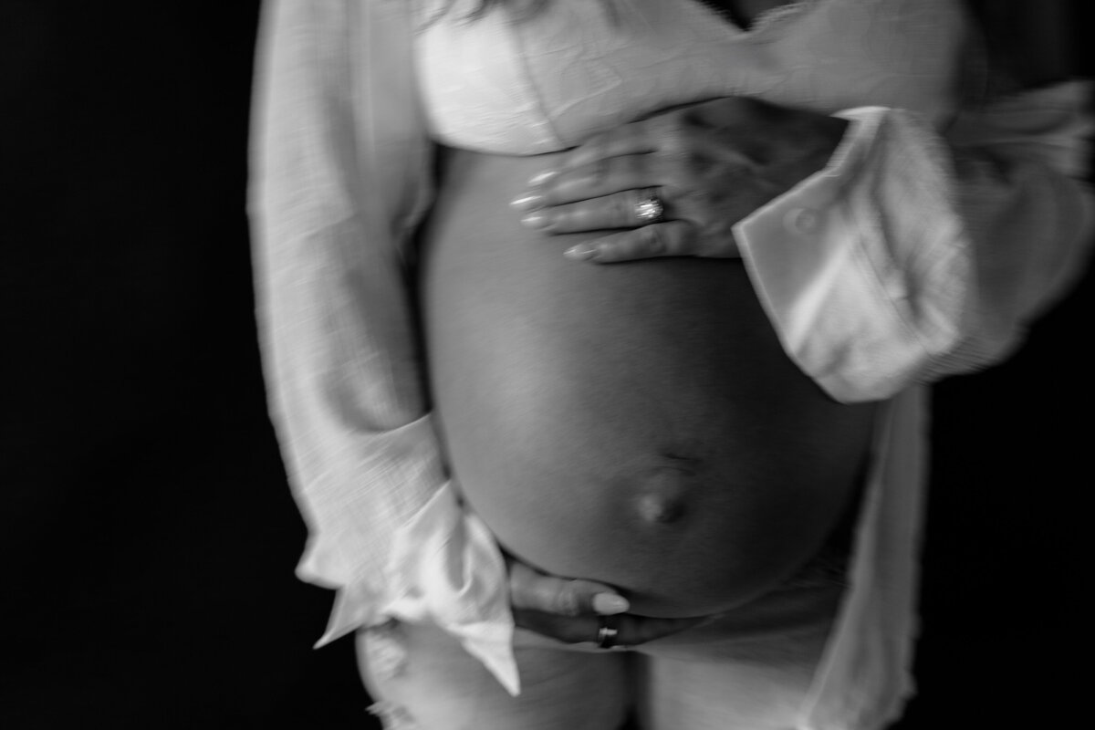 Midwest Maternity Photographer Beyond the Pines S9602