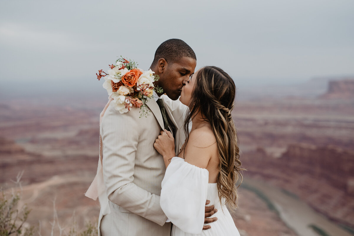 Utah Elopement Photographer captures bride kissing groom
