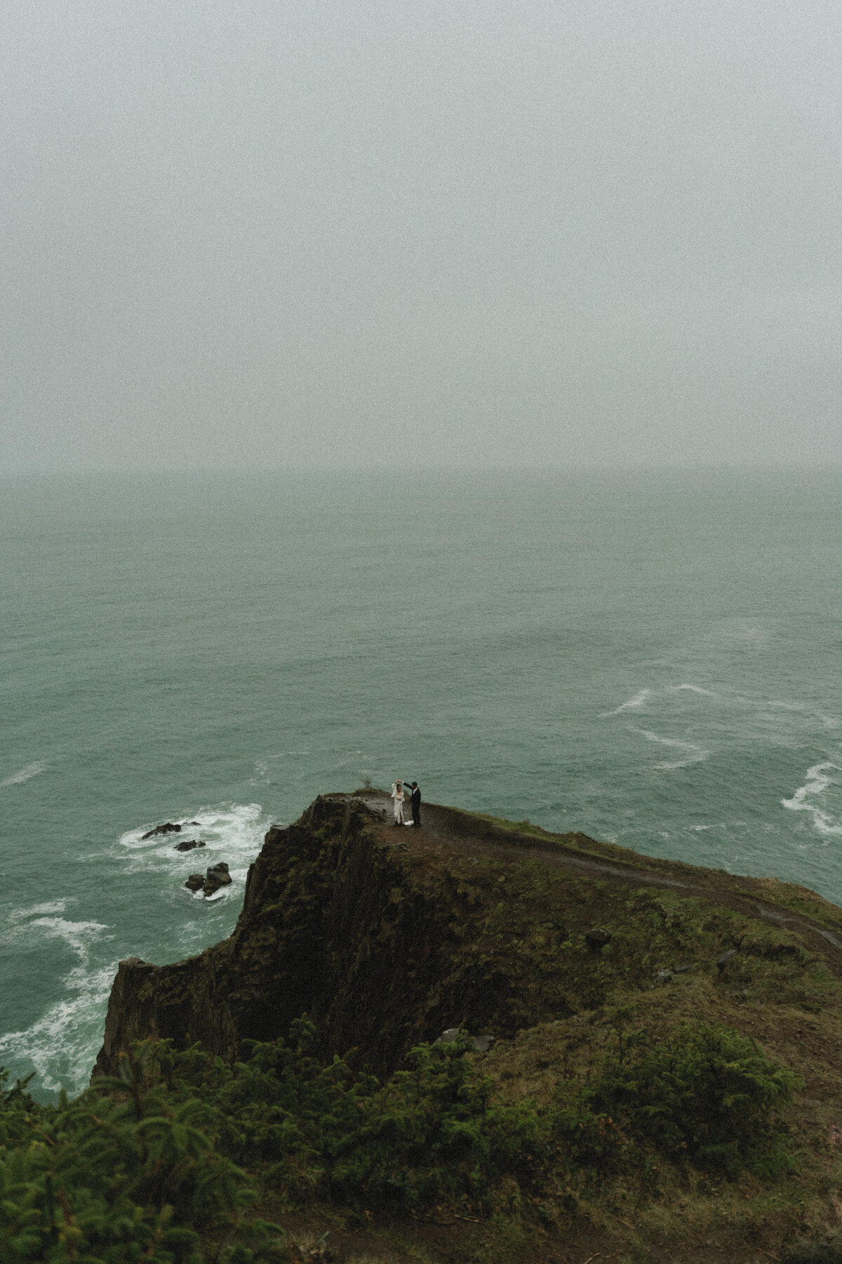 elopement oregon cliff - lizarrietaphotography-54